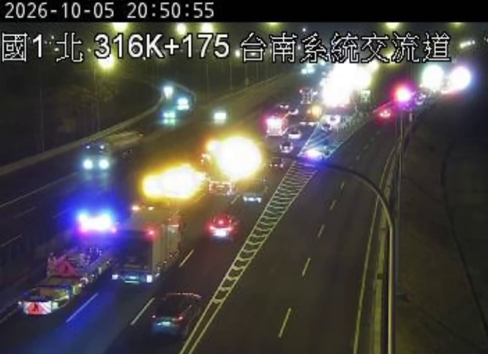 ▲國1北316km事故！掉落物散滿地...多車受損卡路肩，後方車流回堵（圖／翻攝自1968）